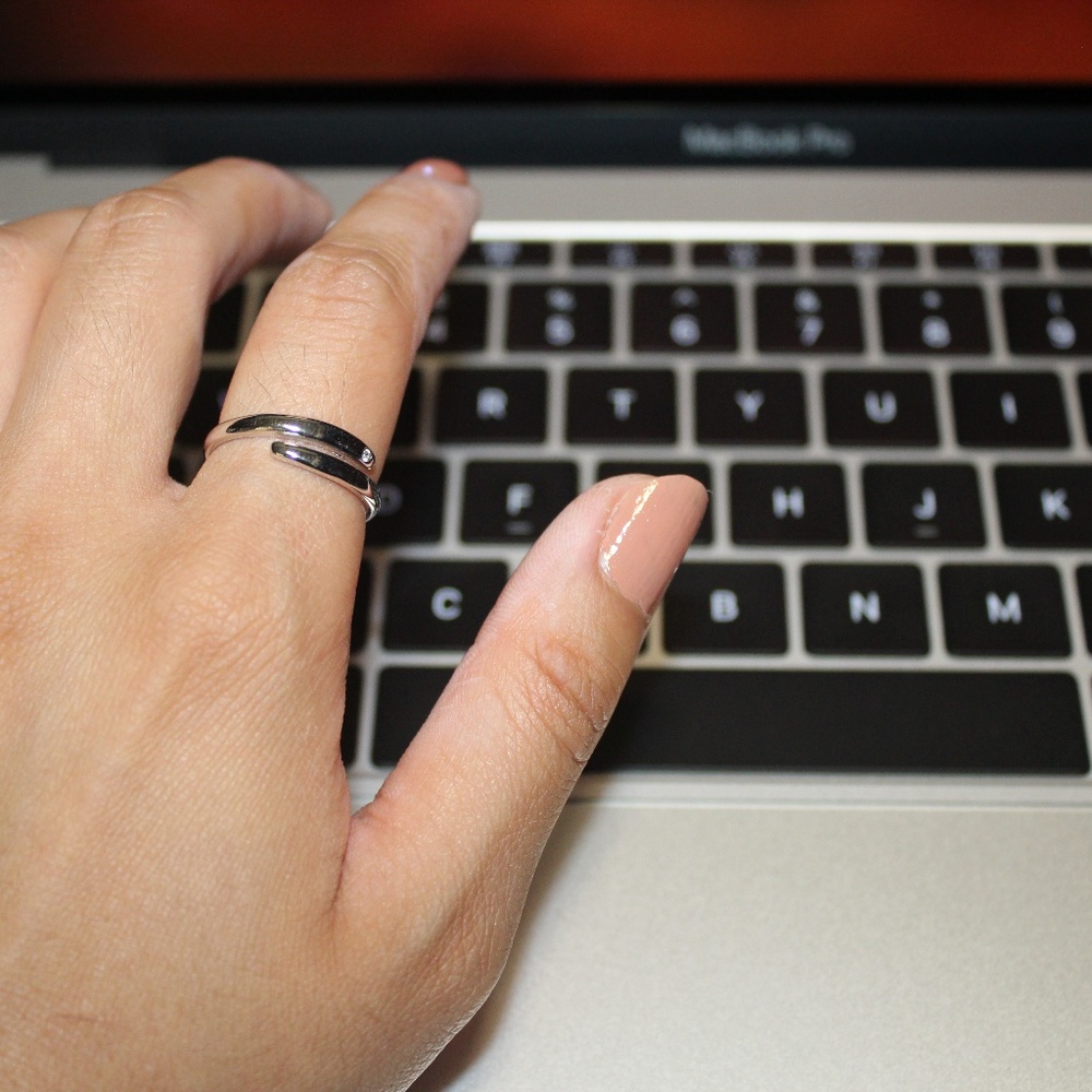 Simple Adjustable Ring with Simulated Diamond